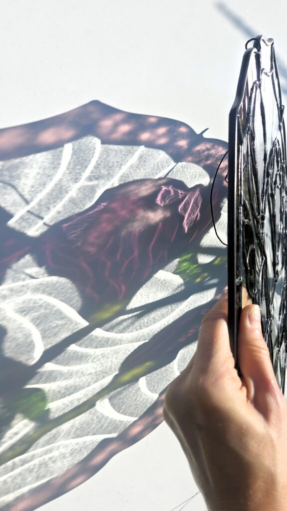 zawieszka witrażowa burgundowa magnolia refleksy